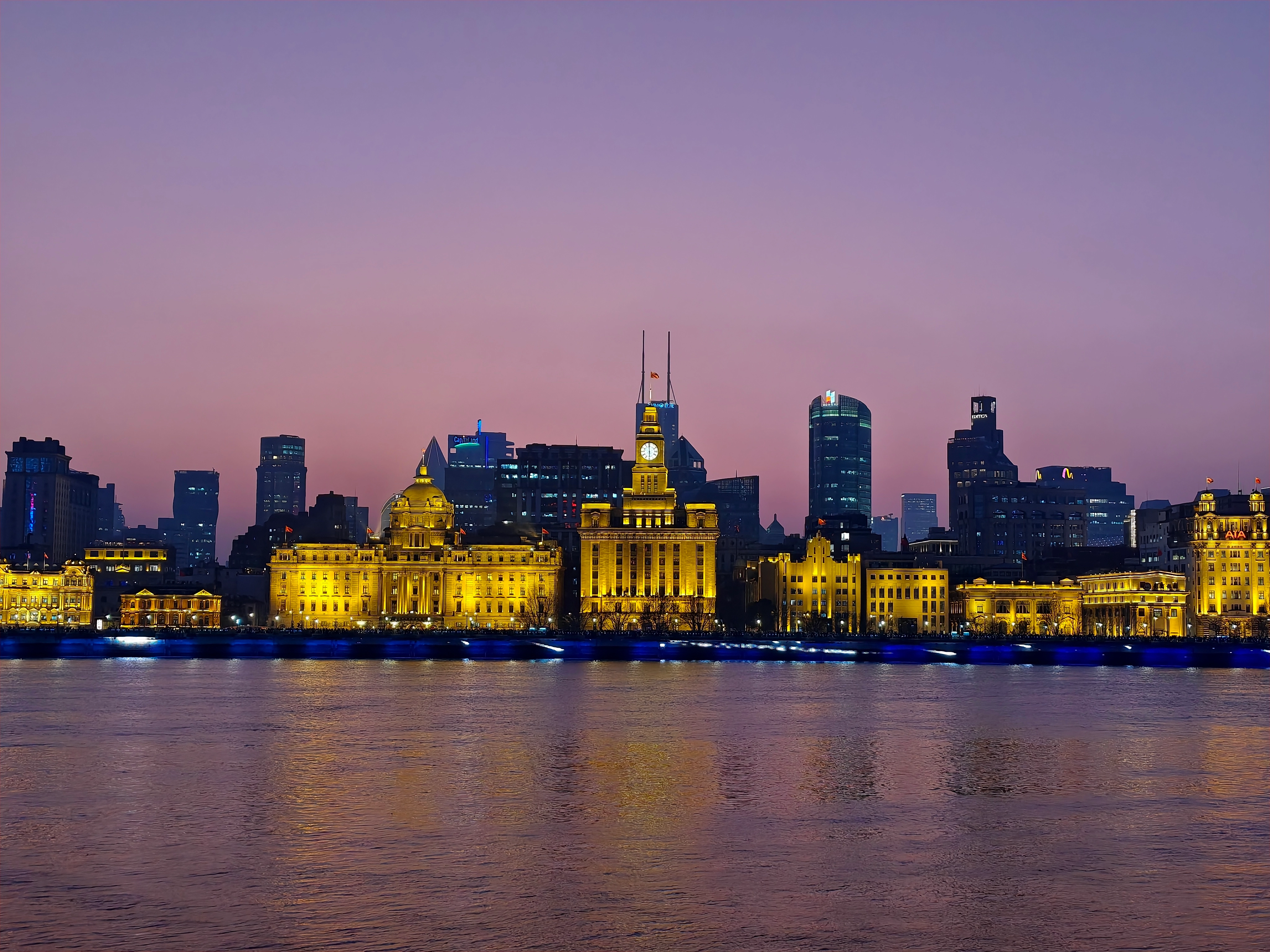 外滩亮灯后场景-蓝紫色的天空