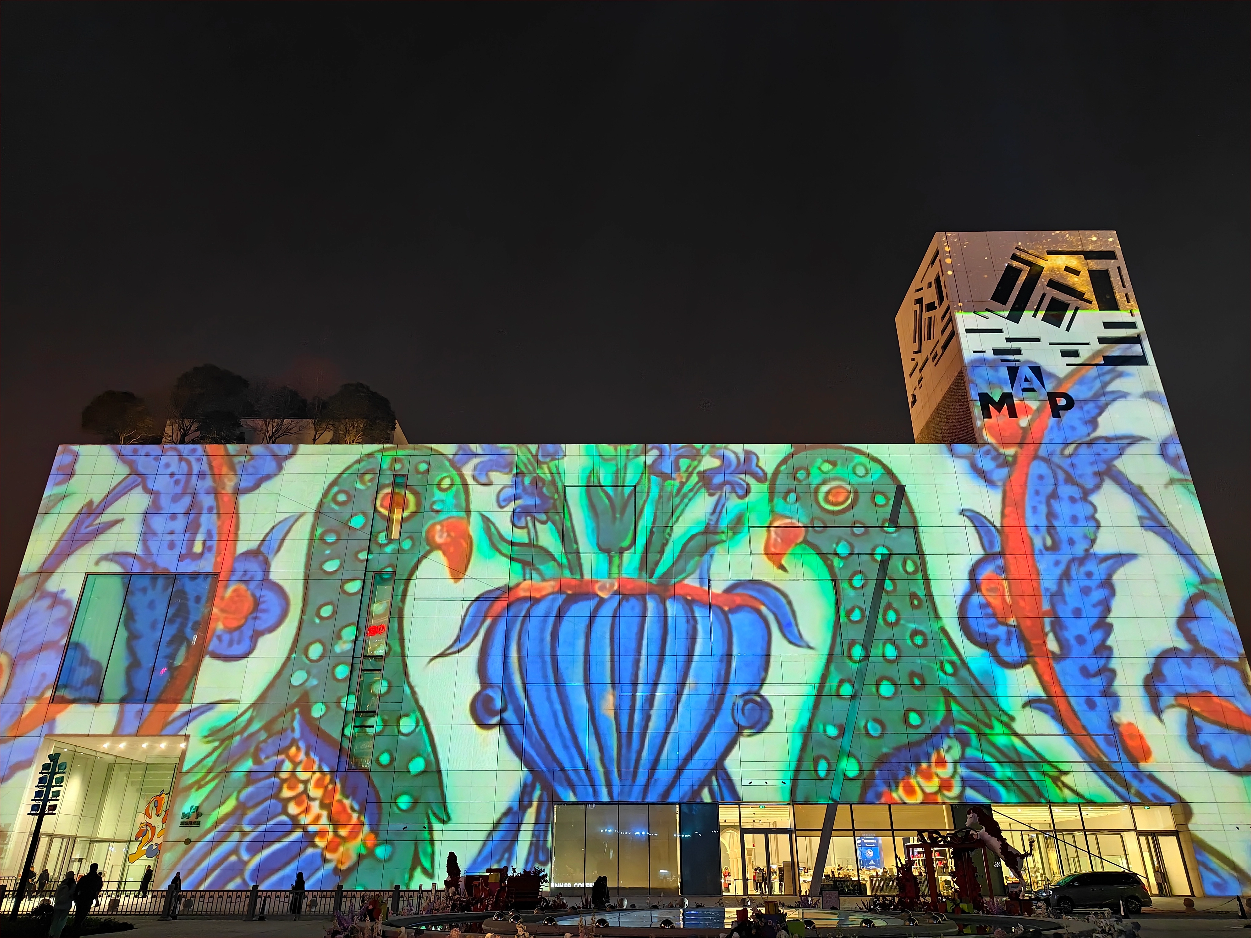 主要是对当天在展陈作品展览的介绍